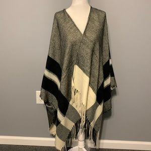 One size fits all wrap with arm holes